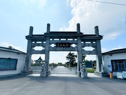 华南陵园大门图